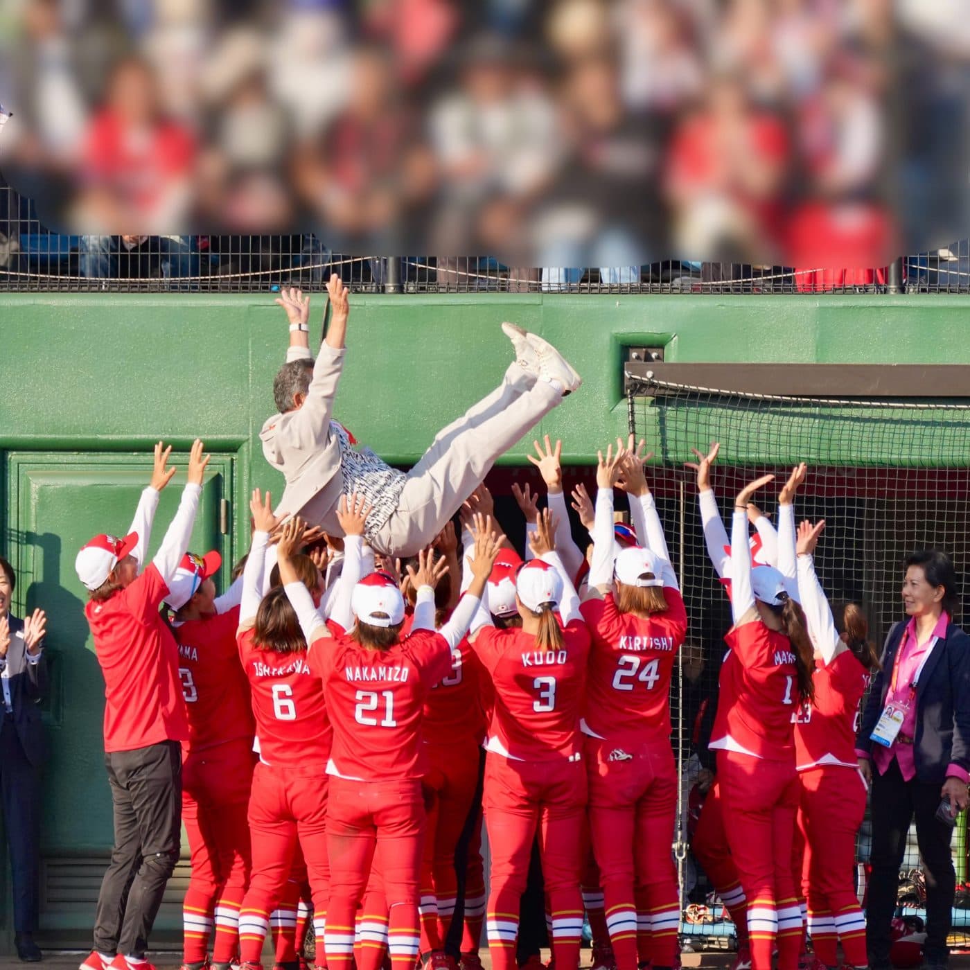 Las campeonas también lanzan al aire a un integrante de la delegación japonesa en el festejo. Foto: Ryoji Suzuki (@r.s.152).