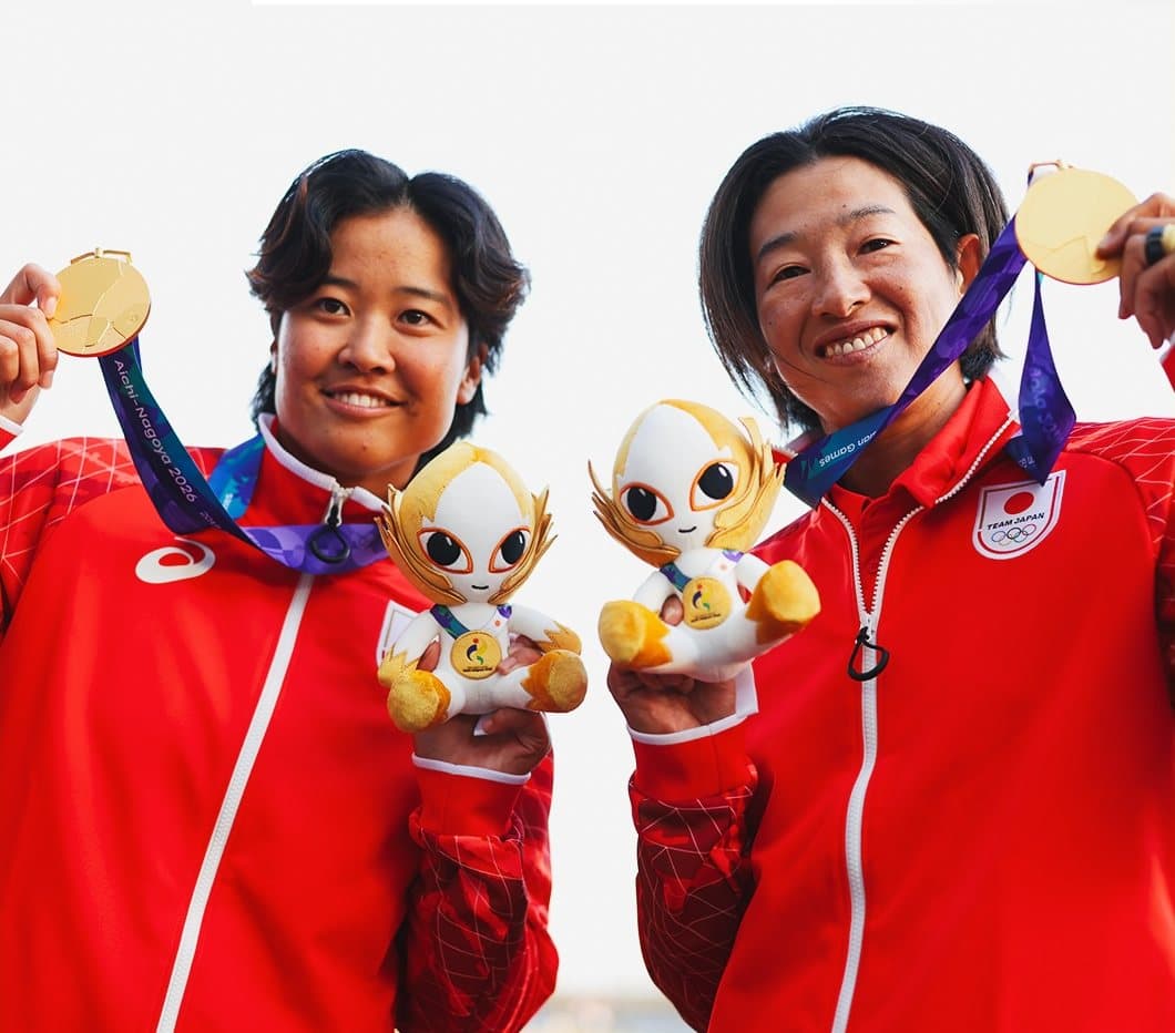 Dos campeonas japonesas muestran el oro. Foto: Naoki Morita / AFLO SPORT, vía Team Japan.