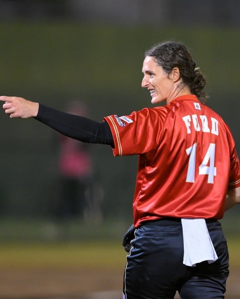 Jailyn Ford (#14) celebra en el círculo. Foto: Toyota Red Terriers.