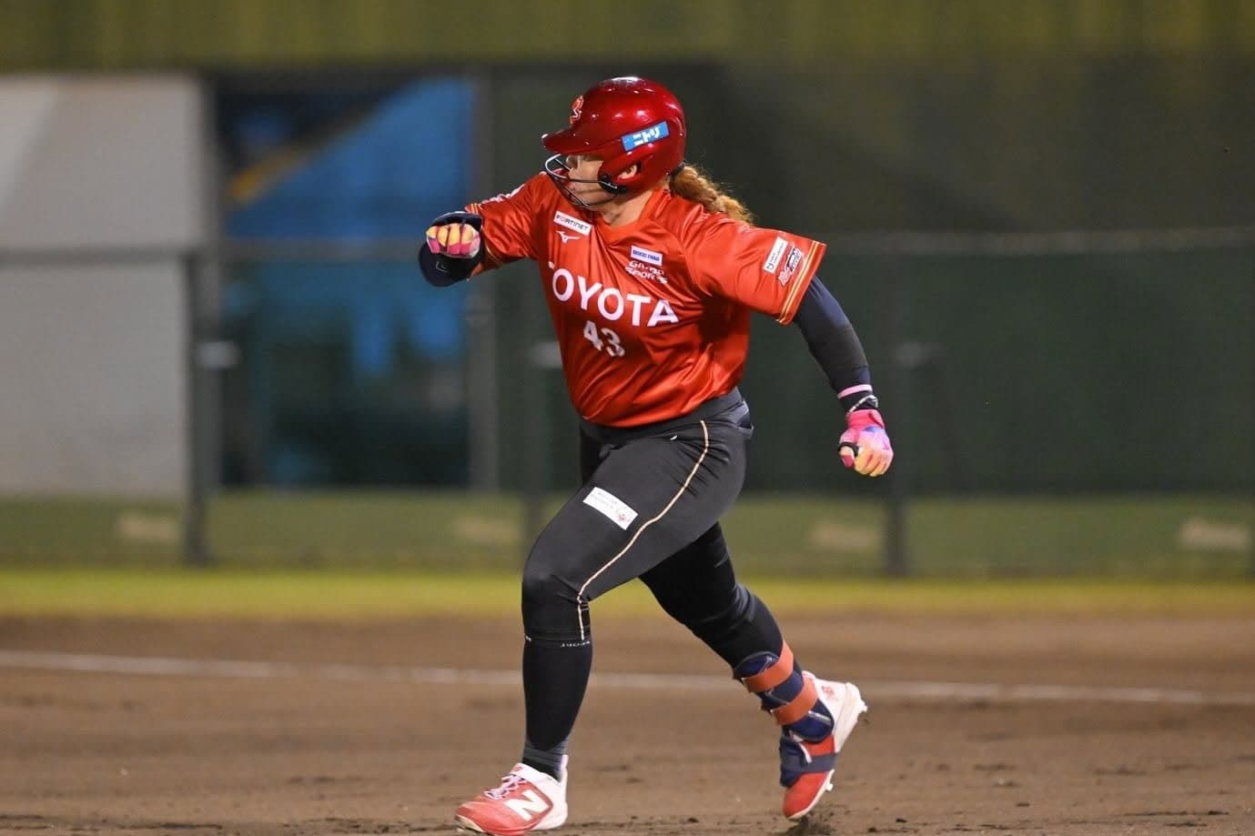 Megan Grant (#43) corre las bases en su debut. Foto: Toyota Red Terriers.