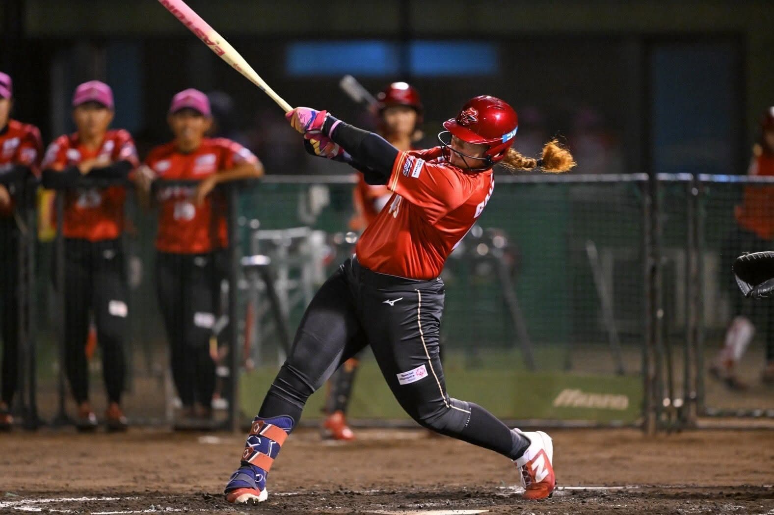 El swing de Megan Grant, ex UCLA y récord de jonrones de la NCAA. Foto: Toyota Red Terriers.
