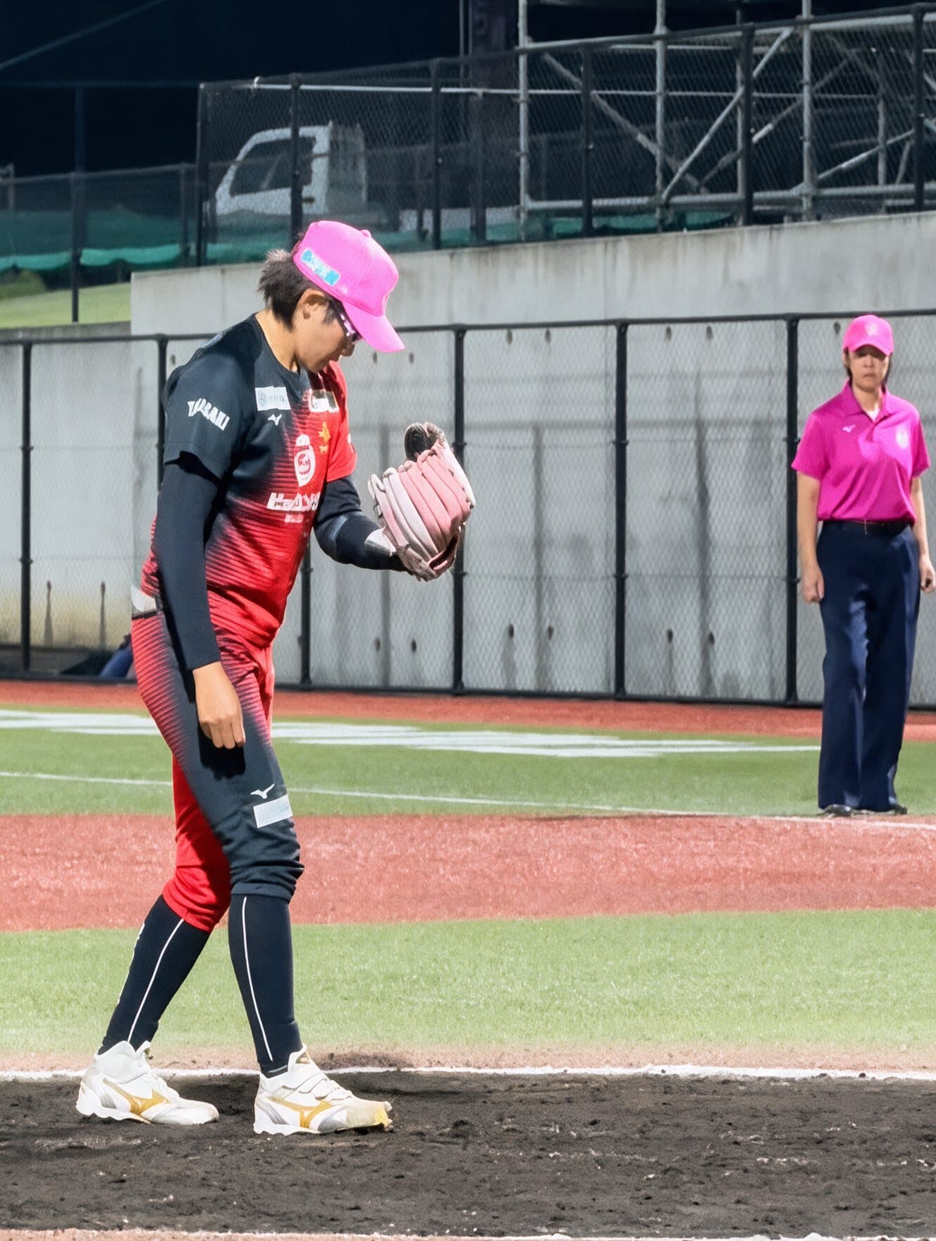 Yukiko Ueno en acción con Bic Camera Bee Queen. Foto: nijiirosoftball.