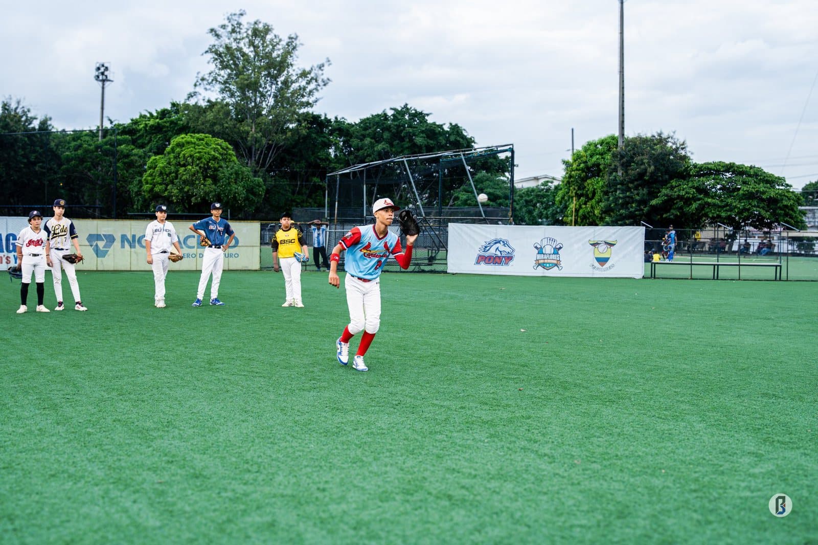 Acción defensiva durante el Juego de Estrellas con los banners de PONY y Liga Miraflores de fondo. © Pelotón B.