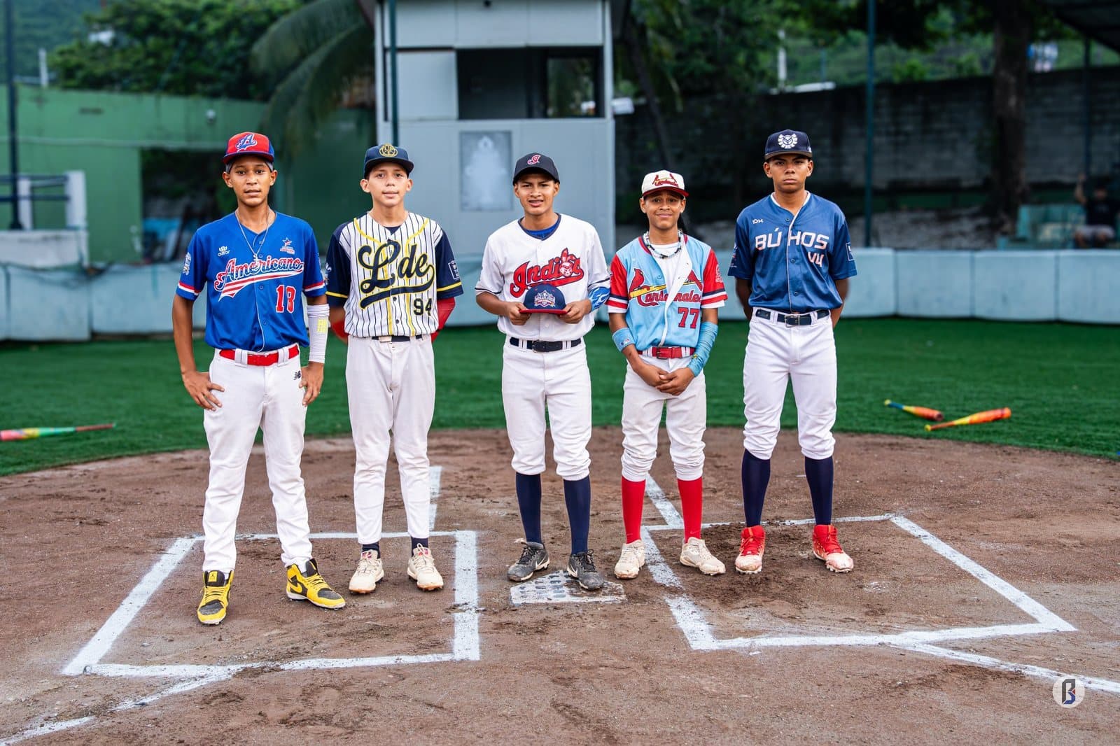 Representantes de los cinco clubes en la categoría U-12 reunidos en home plate. © Pelotón B.