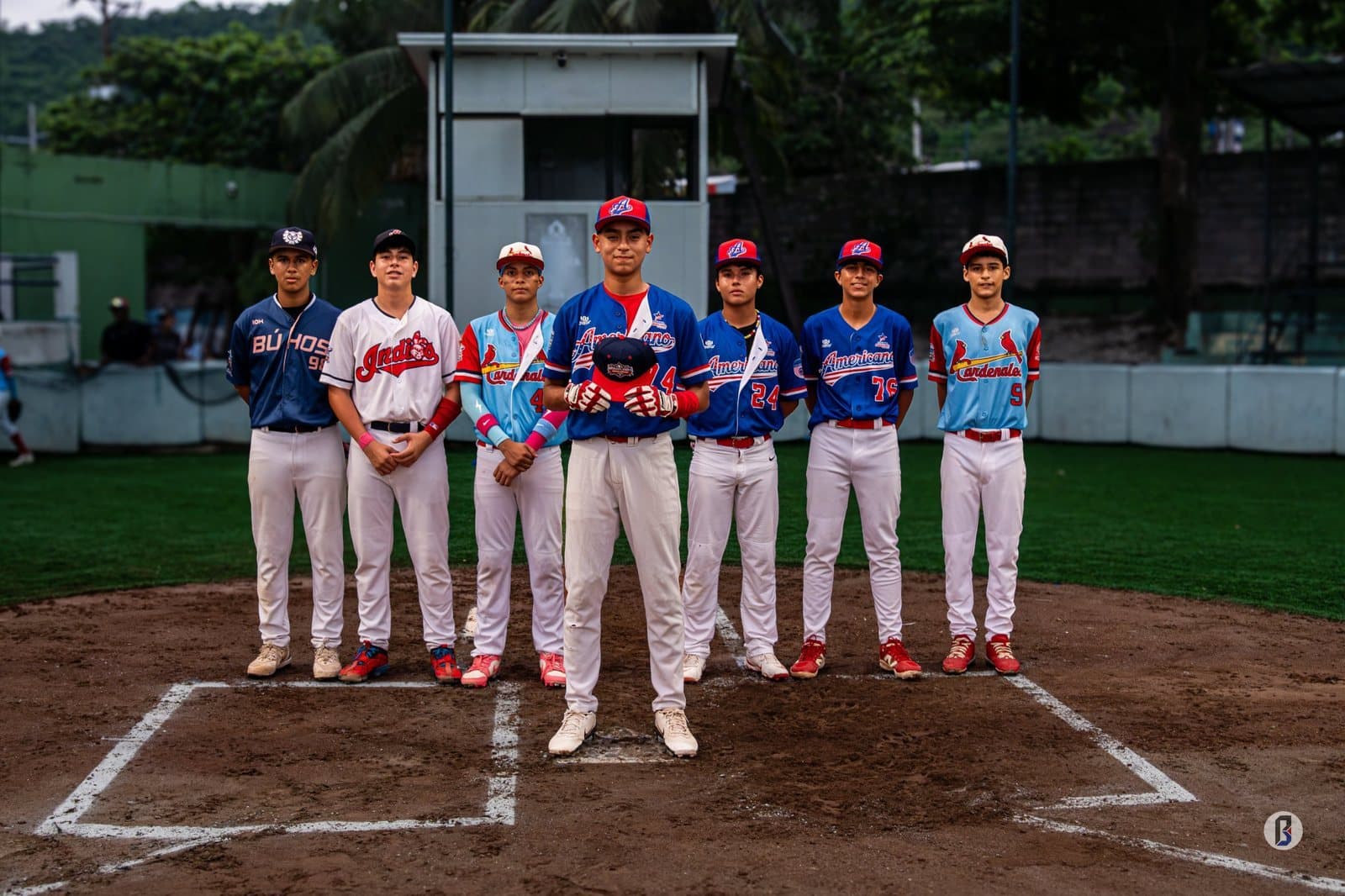 Los jugadores seleccionados de la categoría U-14 posan en home plate antes del partido. © Pelotón B.