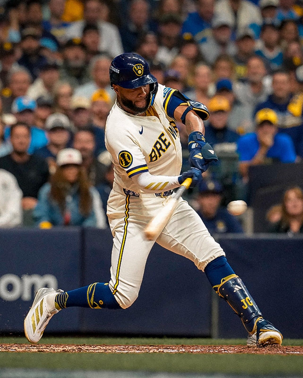 Jackson Chourio al bate en el Juego 1 ante San Diego. Foto: Milwaukee Brewers.