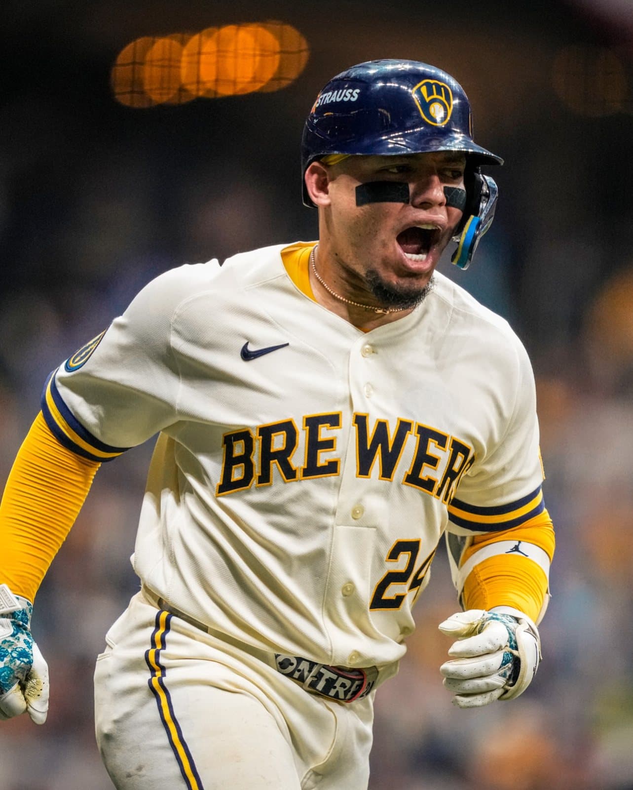 William Contreras grita tras su jonrón ante los Padres. Foto: Milwaukee Brewers.