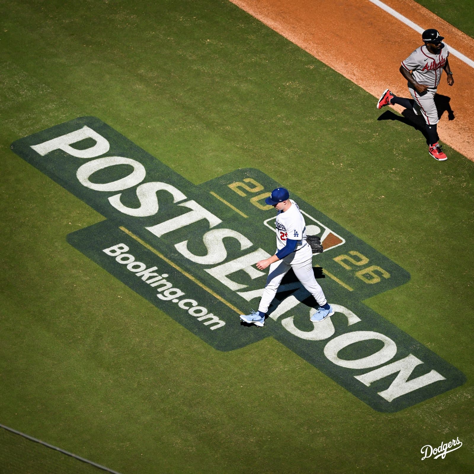 Tarik Skubal camina hacia el dugout sobre el logo de la postemporada en Dodger Stadium. Foto: Los Angeles Dodgers.