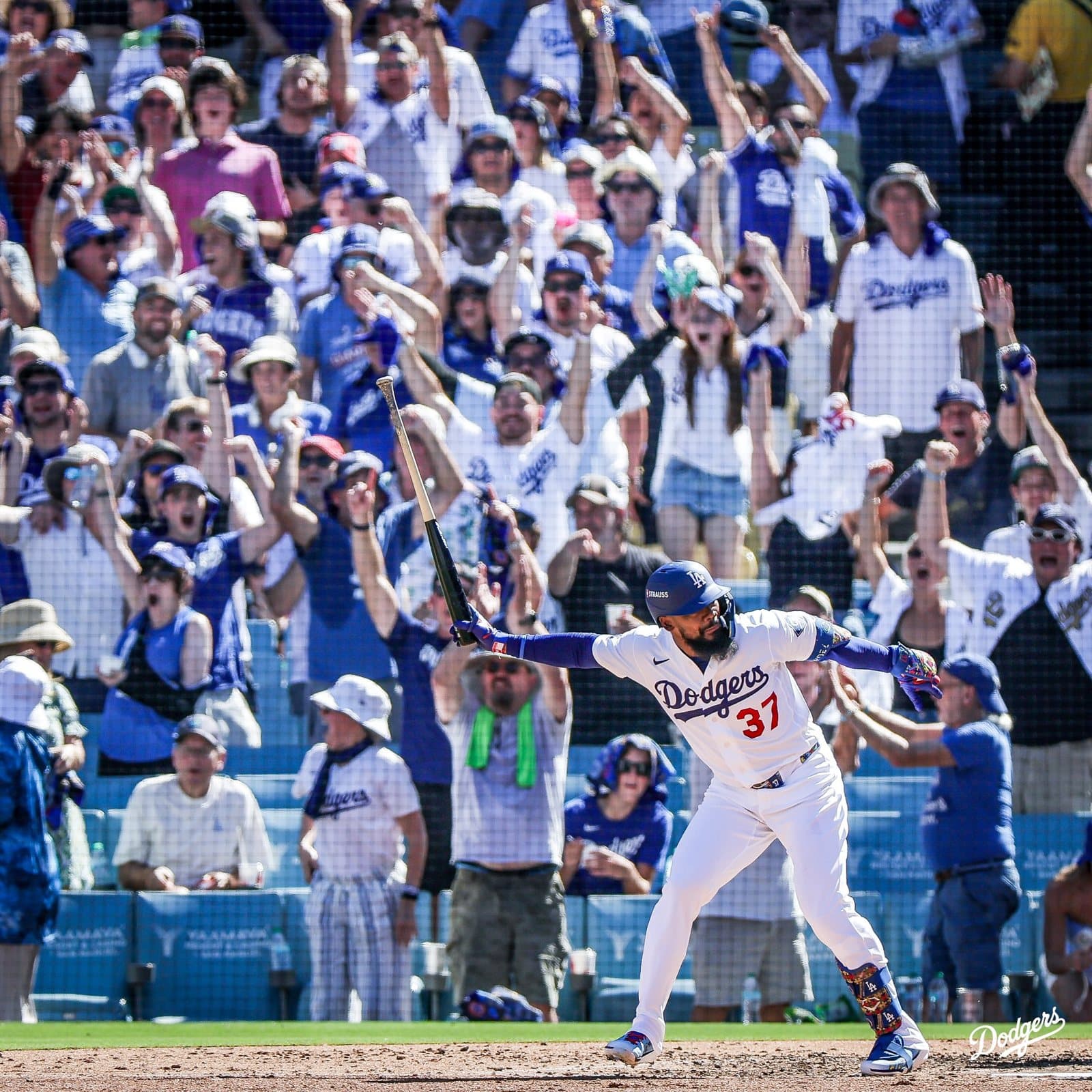 Teoscar Hernández suelta el bate tras su jonrón ante los Braves. Foto: Los Angeles Dodgers.