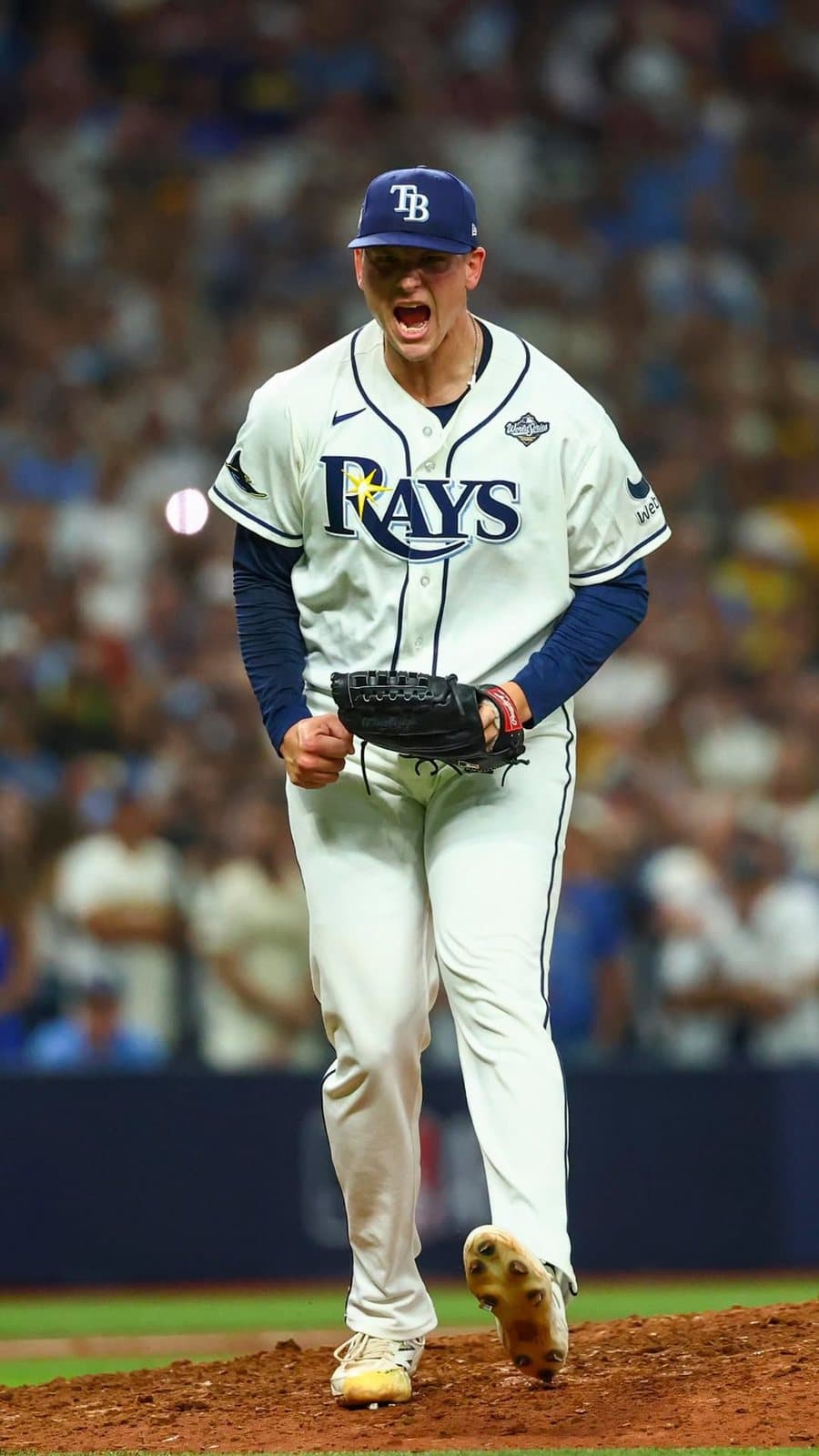 Los fanáticos del Tropicana Field celebran bajo el icónico letrero. Foto: Tampa Bay Rays.