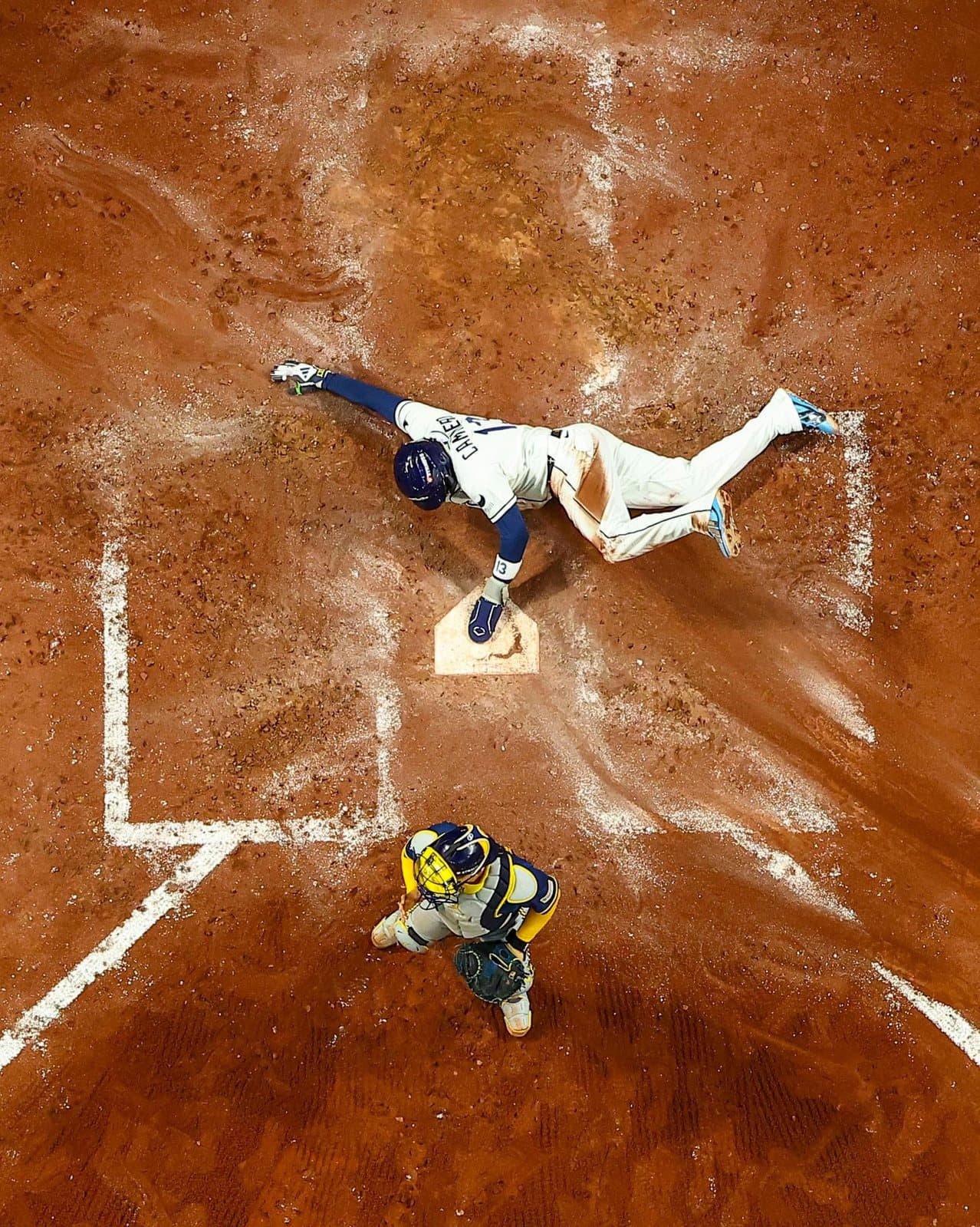 Vista aérea de la acción en el home plate durante el Juego 4. Foto: Tampa Bay Rays.