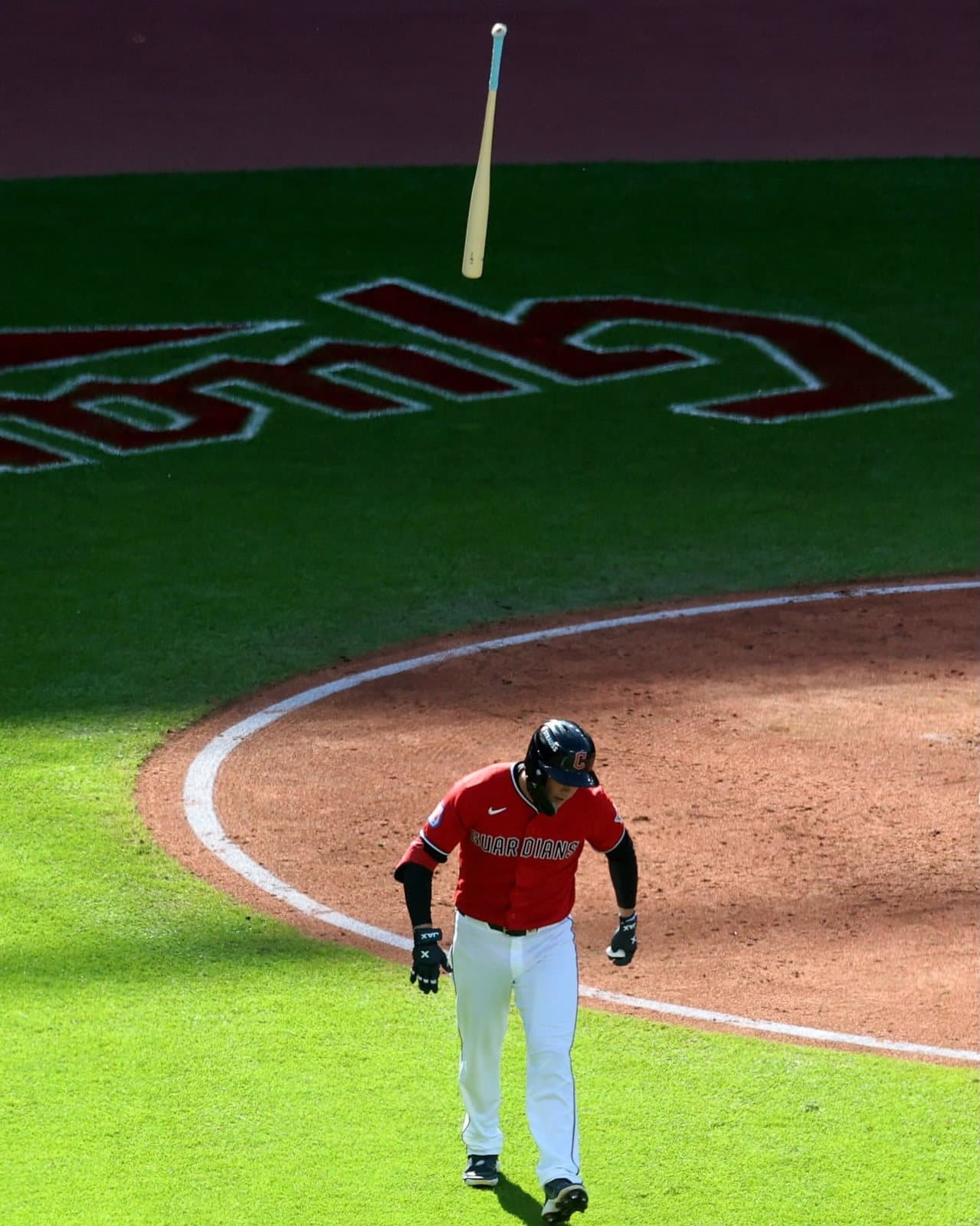 Un jugador de los Guardians lanza el bate tras un batazo en el Progressive Field. Foto: Cleveland Guardians.