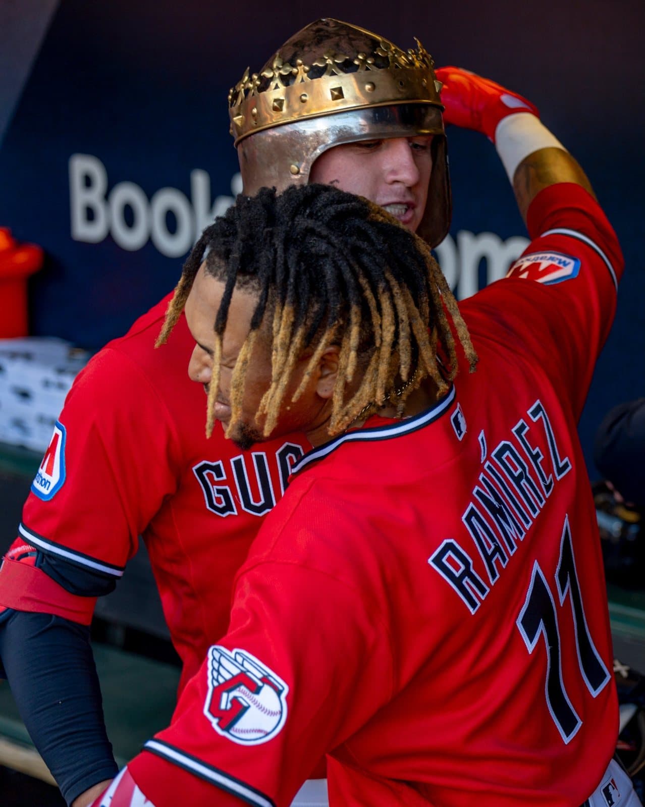 José Ramírez (#11) recibe la corona de jonronero en el dugout de los Guardians junto a un compañero. El dominicano fue de 2-4 con una base por bolas. Foto: Cleveland Guardians.