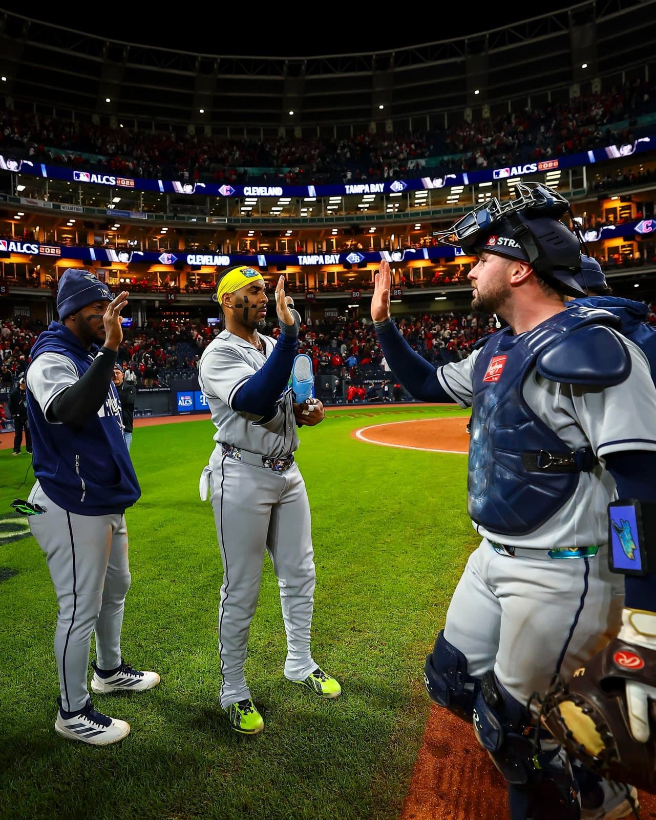 Los Rays celebran en el terreno del Progressive Field tras ganar el Juego 5. Foto: Tampa Bay Rays.