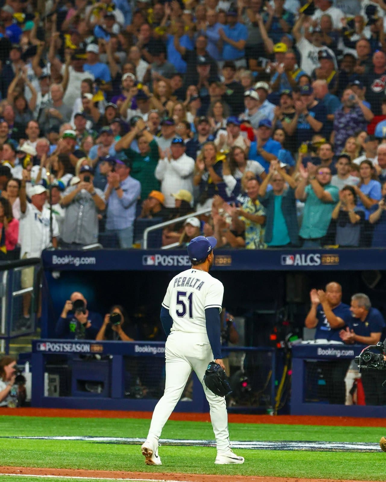 Freddy Peralta recibe una ovación de pie del público del Tropicana Field al salir del montículo tras 5.1 entradas de una carrera. Foto: Tampa Bay Rays.