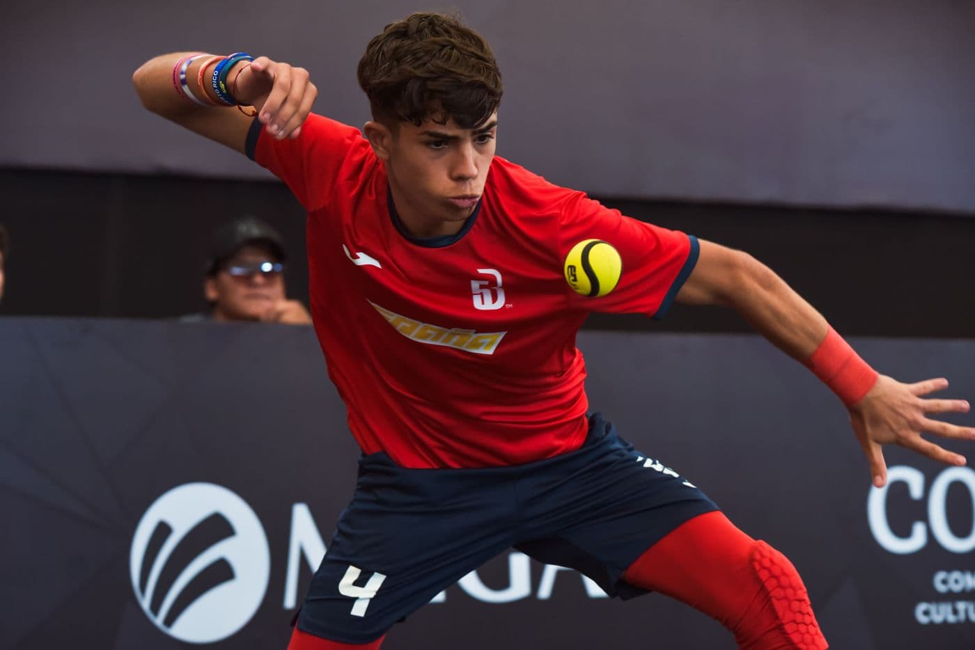 Un jugador de España golpea la pelota con la mano en Nayarit 2025. Foto: WBSC.