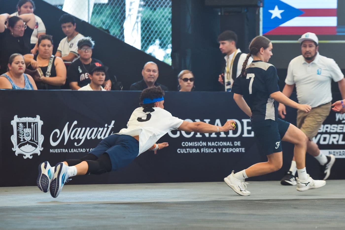 Un defensor de Puerto Rico se lanza por la pelota en Nayarit 2025. Foto: WBSC.