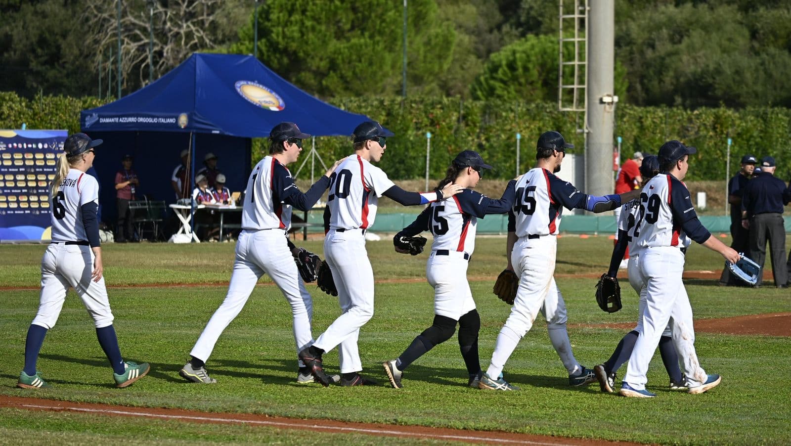 Un bateador de China Taipéi deja caer la pelota sonora antes del swing. Foto: WBSC.