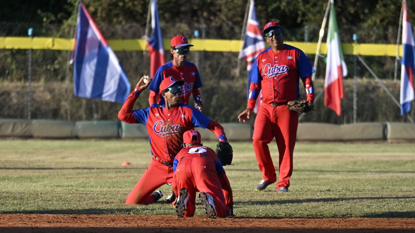 La defensa de Cuba completa una jugada en el cierre de la jornada. Foto: WBSC.