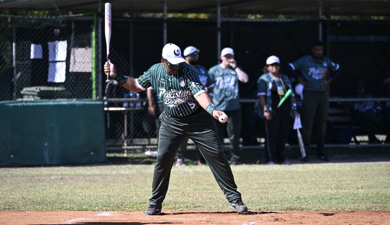 Una asistente de Gran Bretaña orienta a su corredor en la base. Foto: WBSC.