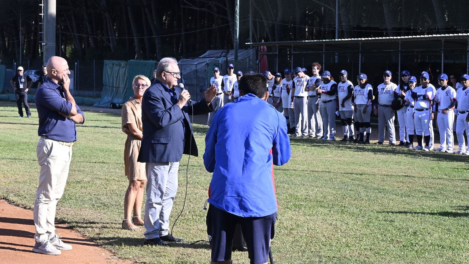 La árbitra entrega la pelota sonora a una bateadora de Estados Unidos ante Cuba. Foto: WBSC.