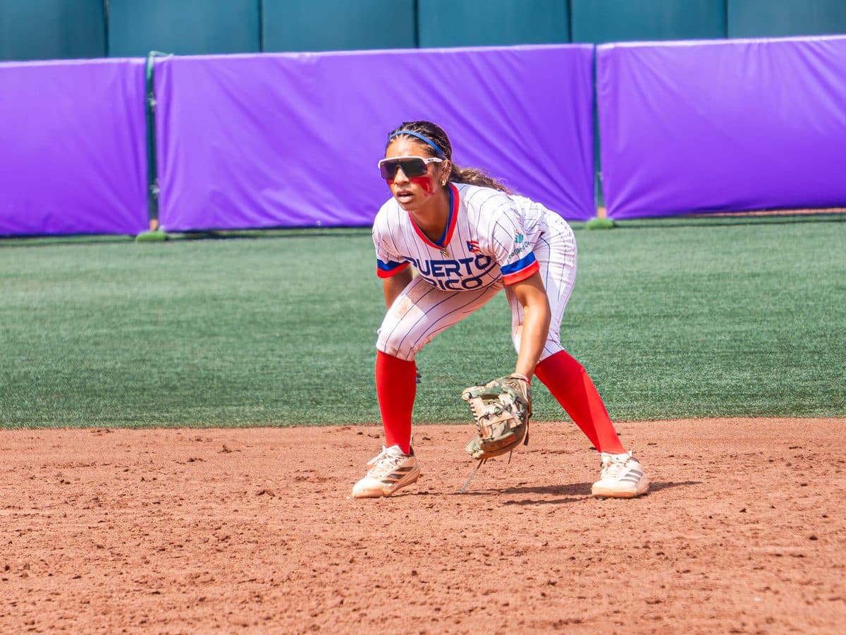 Defensora de Puerto Rico en posición ante Filipinas. Foto: Billie Saldarreaga / Pelotón B.