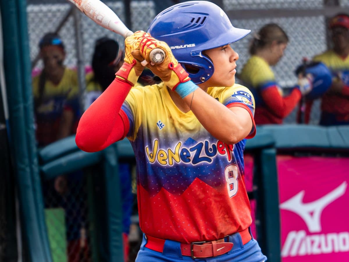 Bateadora de Venezuela se prepara para su turno ante Puerto Rico. Foto: Billie Saldarreaga / Pelotón B.