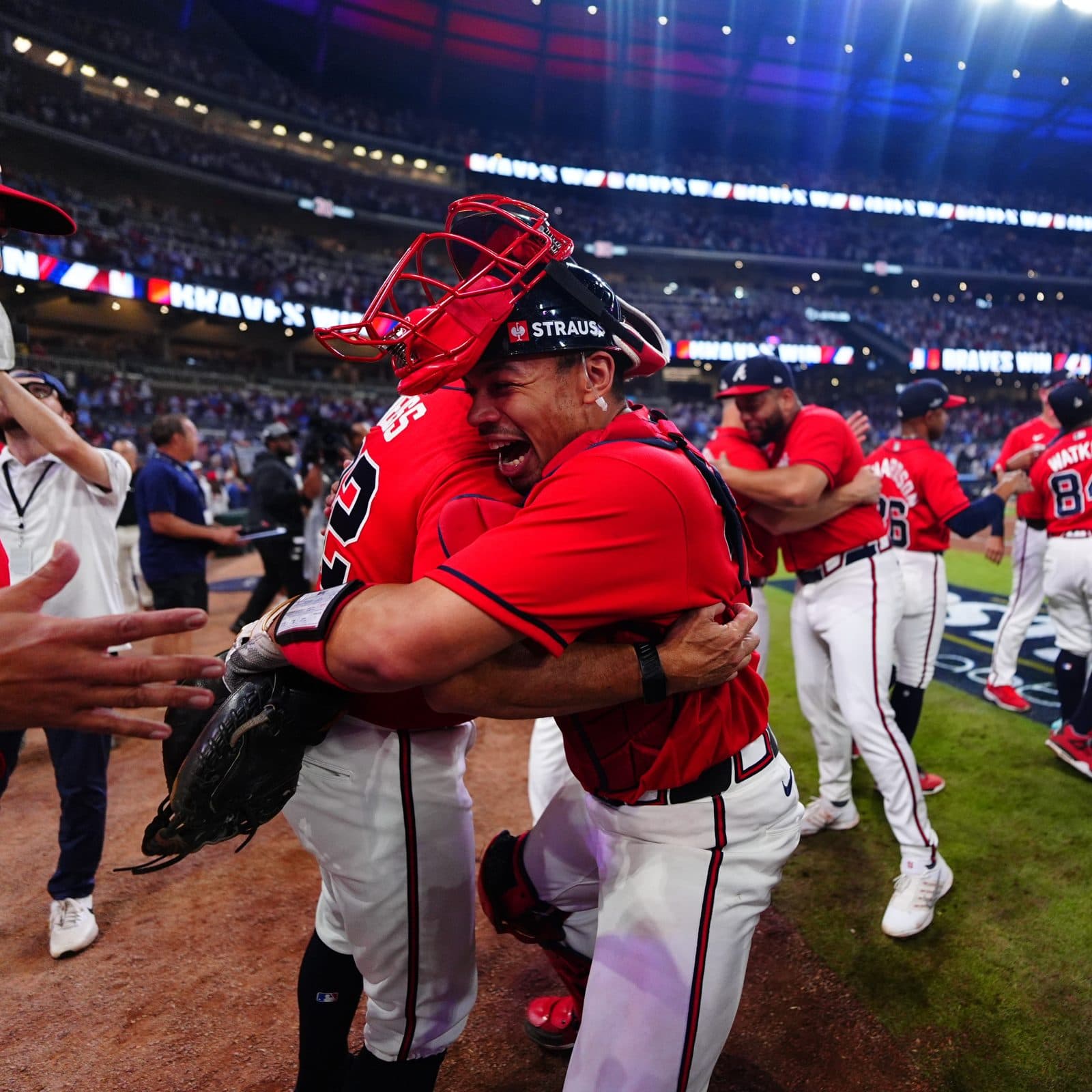 Abrazos en el campo tras el último out. Foto: Atlanta Braves.