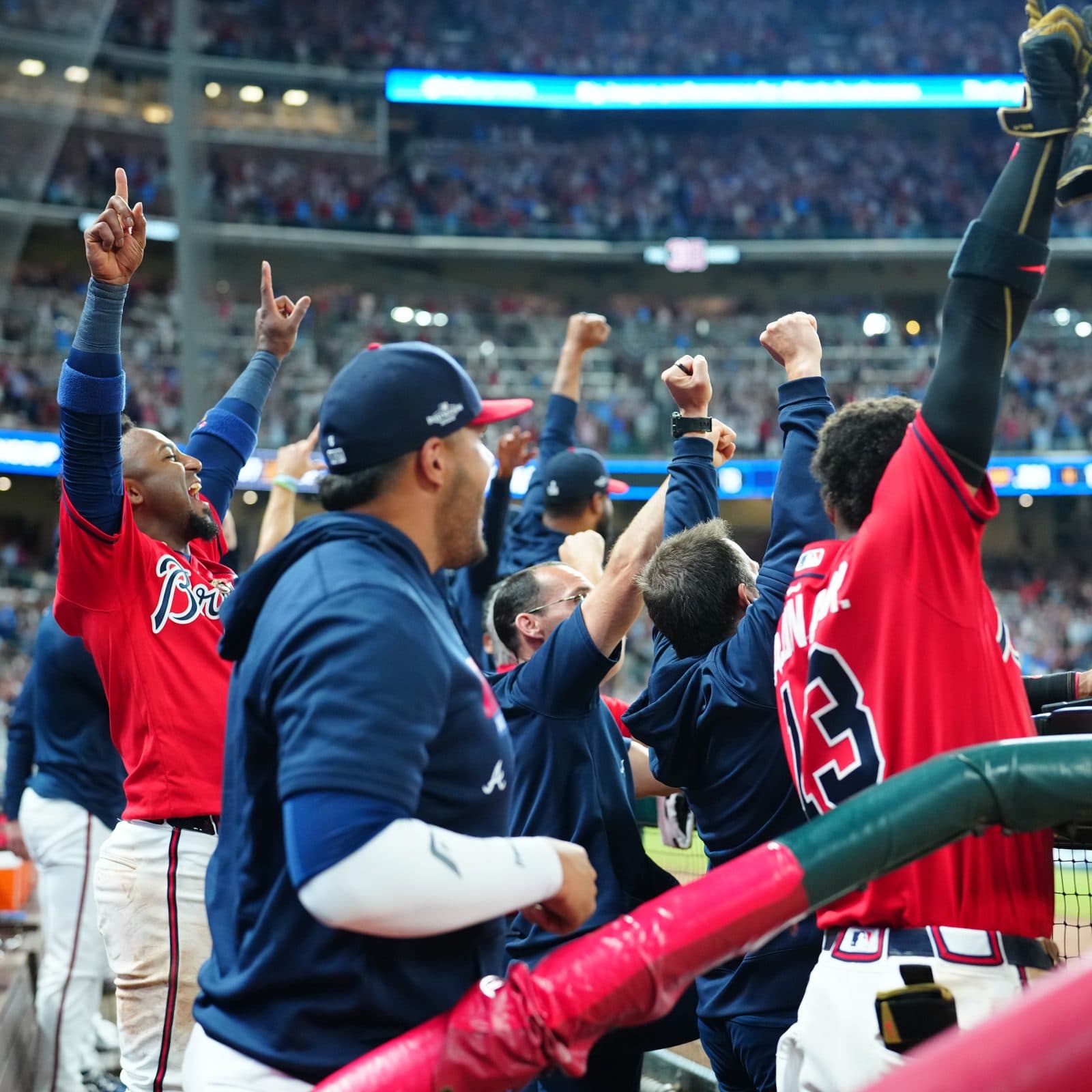 El dugout de Atlanta celebra durante el Juego 3. Foto: Atlanta Braves.