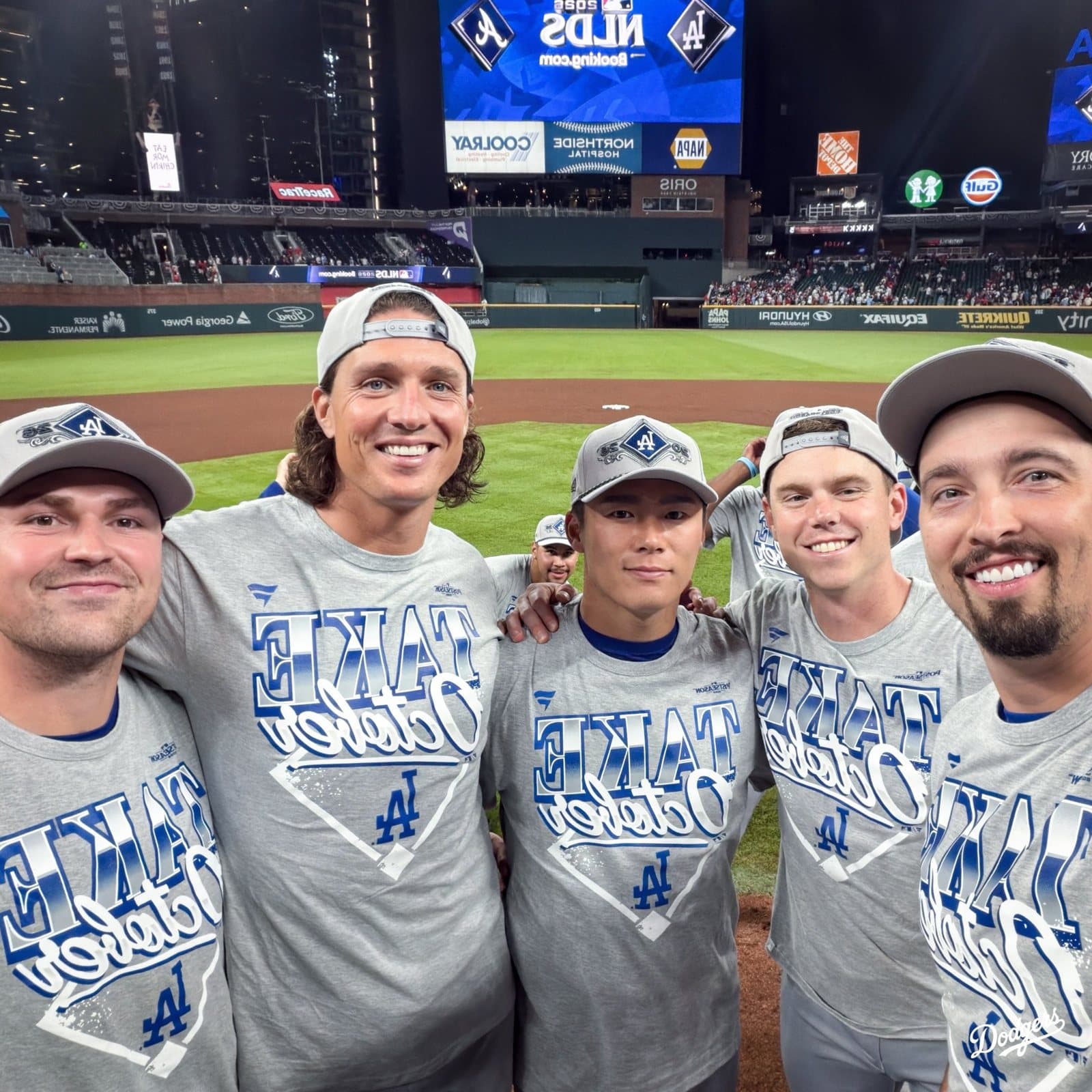 Selfie de los Dodgers en el campo del Truist Park tras eliminar a los Braves. Foto: Los Angeles Dodgers.