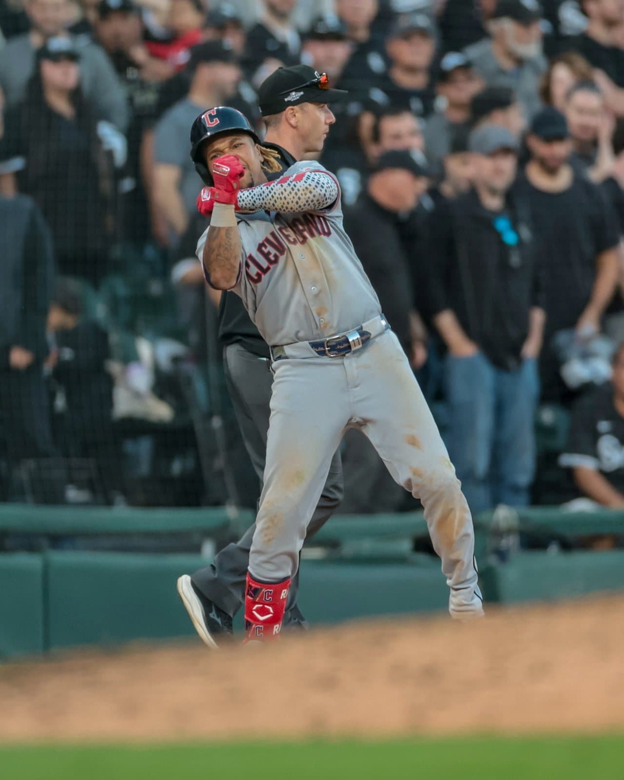 Un jugador de Cleveland celebra en tercera base durante el 9-3 en Chicago. Foto: Cleveland Guardians.