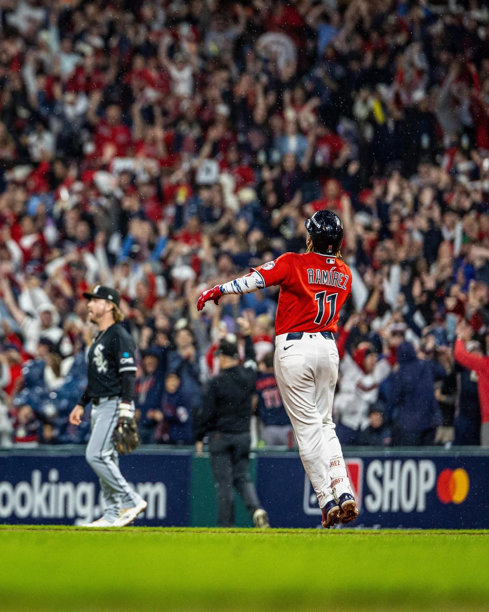 José Ramírez celebra camino a las bases tras su jonrón de dos carreras en la quinta entrada del Juego 5. Foto: Cleveland Guardians.