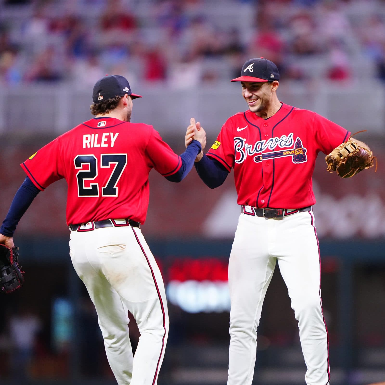 Austin Riley y Matt Olson chocan las manos. Foto: Atlanta Braves.