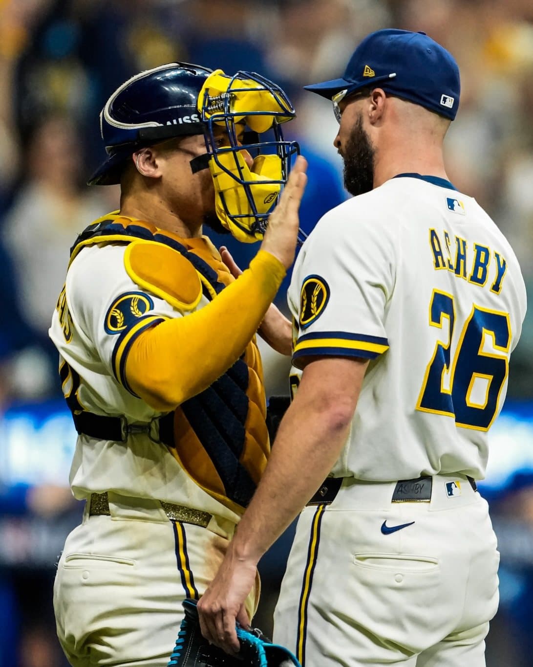 Aaron Ashby (#26) y el receptor de los Brewers celebran tras un out clave en la serie contra los Dodgers. Foto: Milwaukee Brewers.