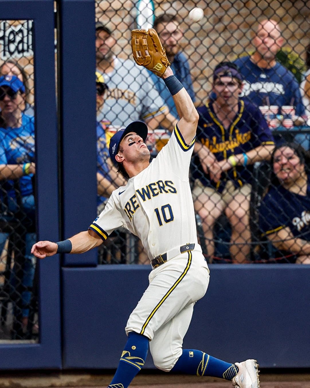 Sal Frelick (#10) de los Brewers realiza una atrapada espectacular en los jardines durante la NLCS. Foto: Milwaukee Brewers.