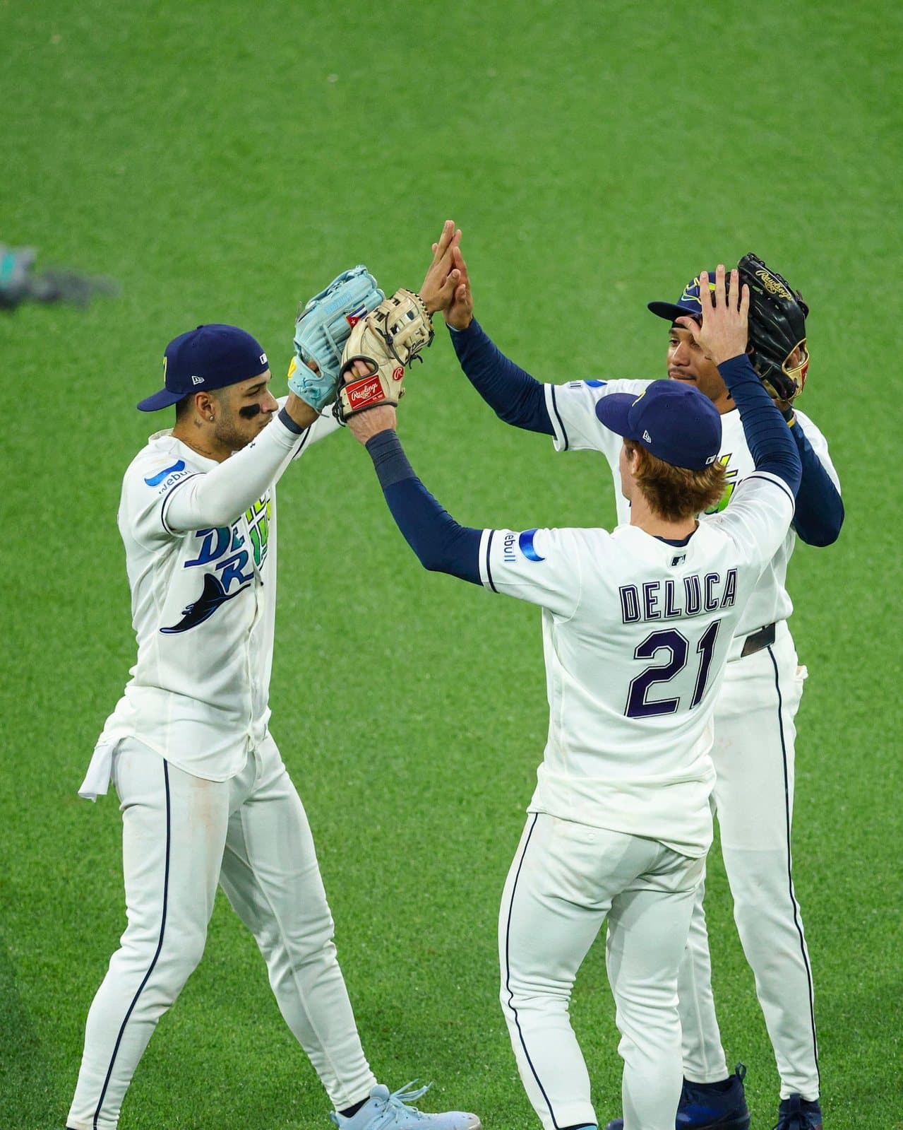 Jonny DeLuca (#21) y los jardineros de los Rays celebran tras la victoria en el Juego 2 de la ALCS. Foto: Tampa Bay Rays.