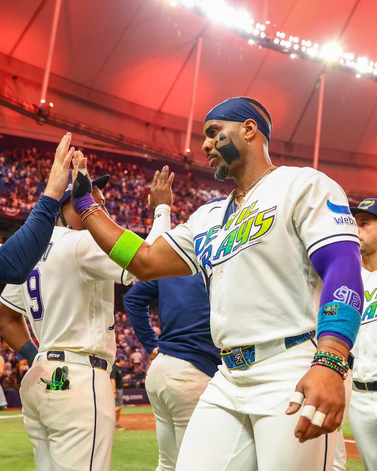 Jorge Mateo (#9) y compañeros celebran en el dugout de Tampa Bay tras asegurar la victoria. Foto: Tampa Bay Rays.