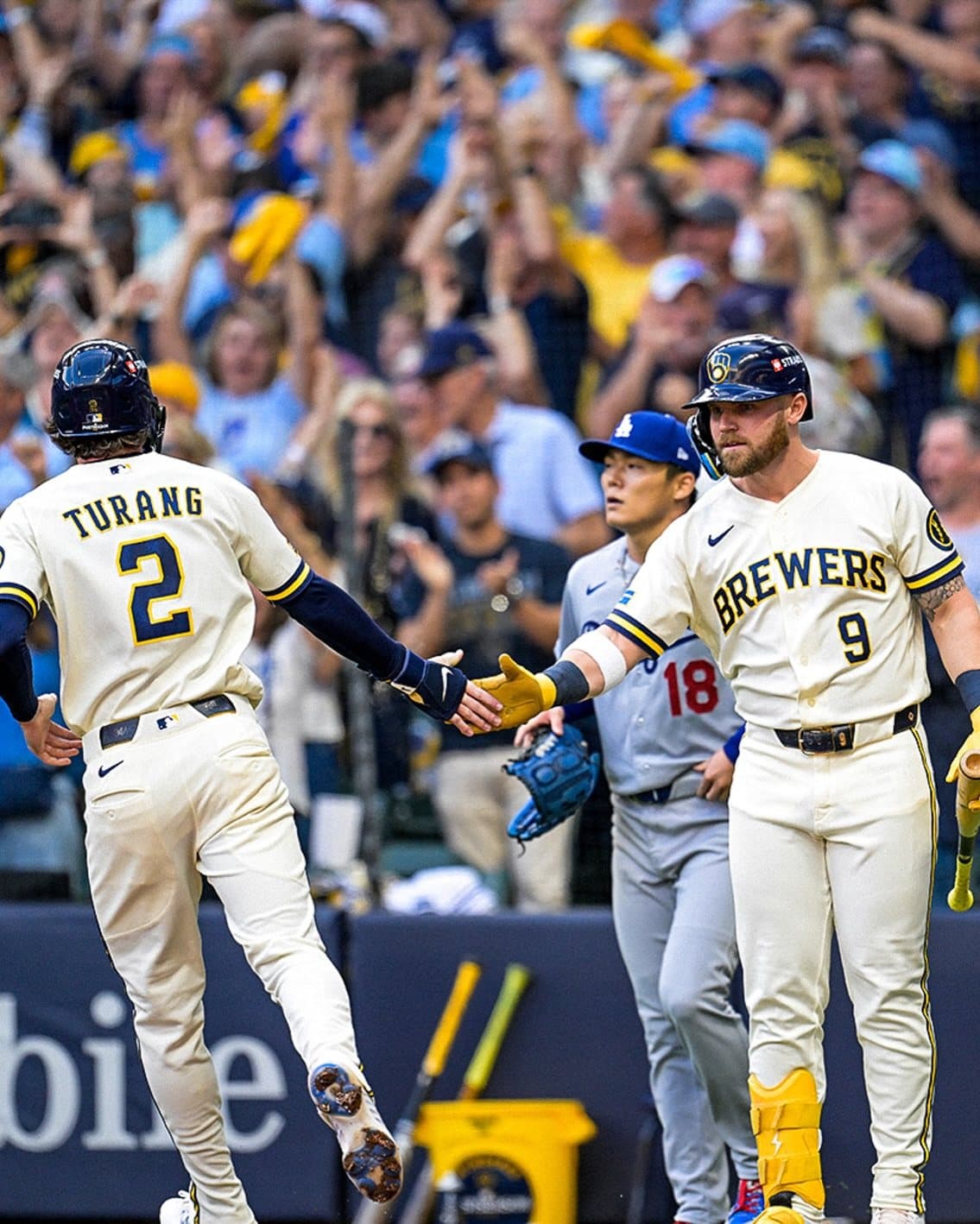 Brice Turang (#2) y Jake Bauers (#9) de los Brewers durante la acción de la NLCS. Foto: Milwaukee Brewers.
