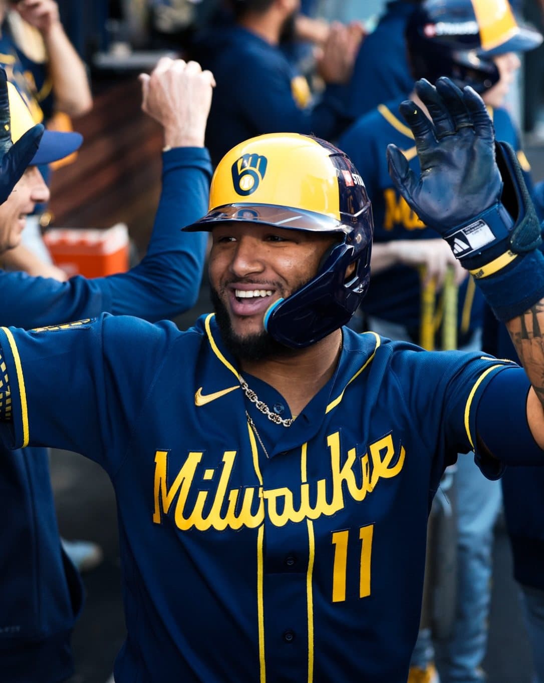 Chourio celebra en el dugout de los Brewers tras su jonrón de apertura. Foto: Milwaukee Brewers.