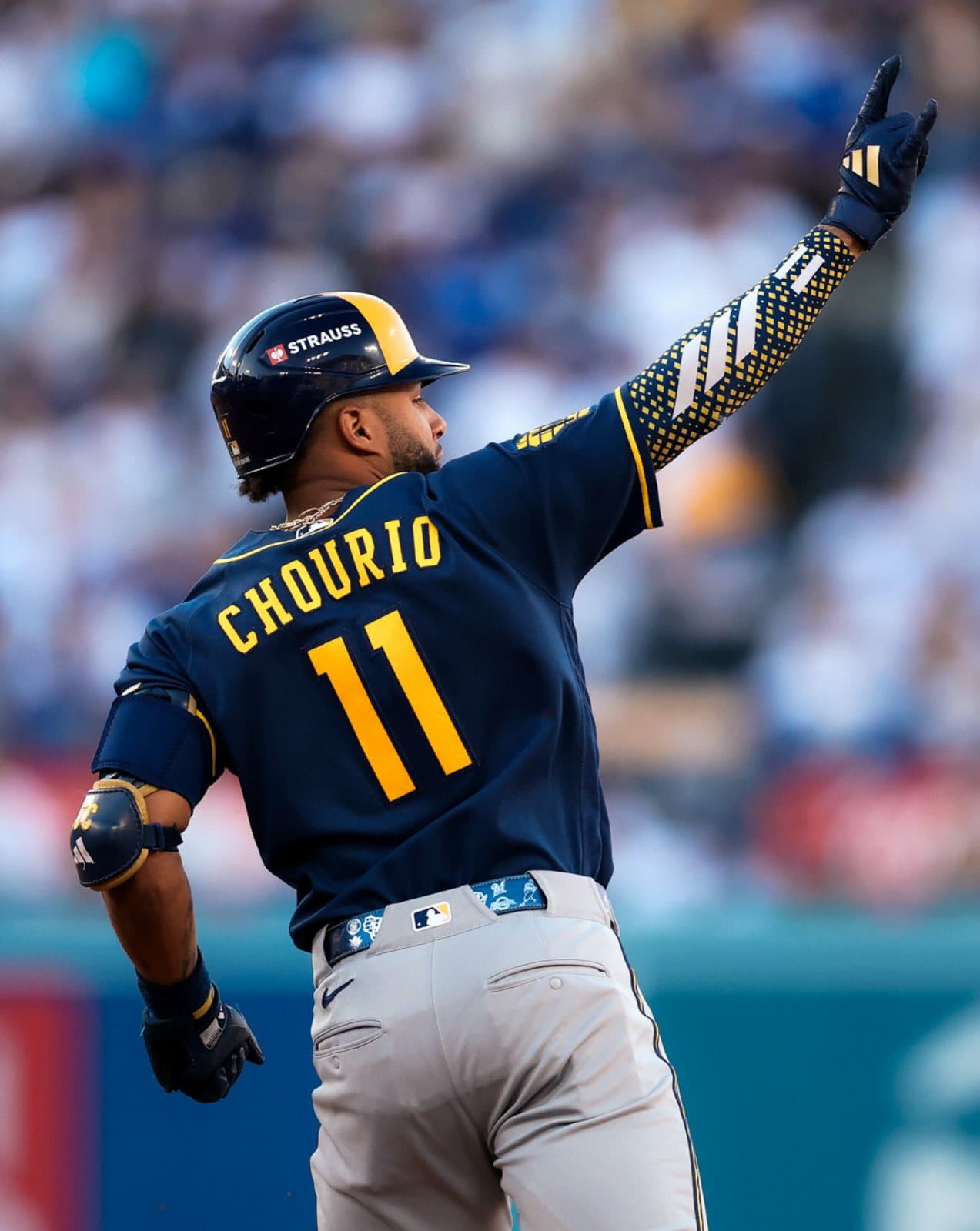 Chourio señala a sus compañeros tras conectar su sexto cuadrangular de postemporada. Foto: Milwaukee Brewers.