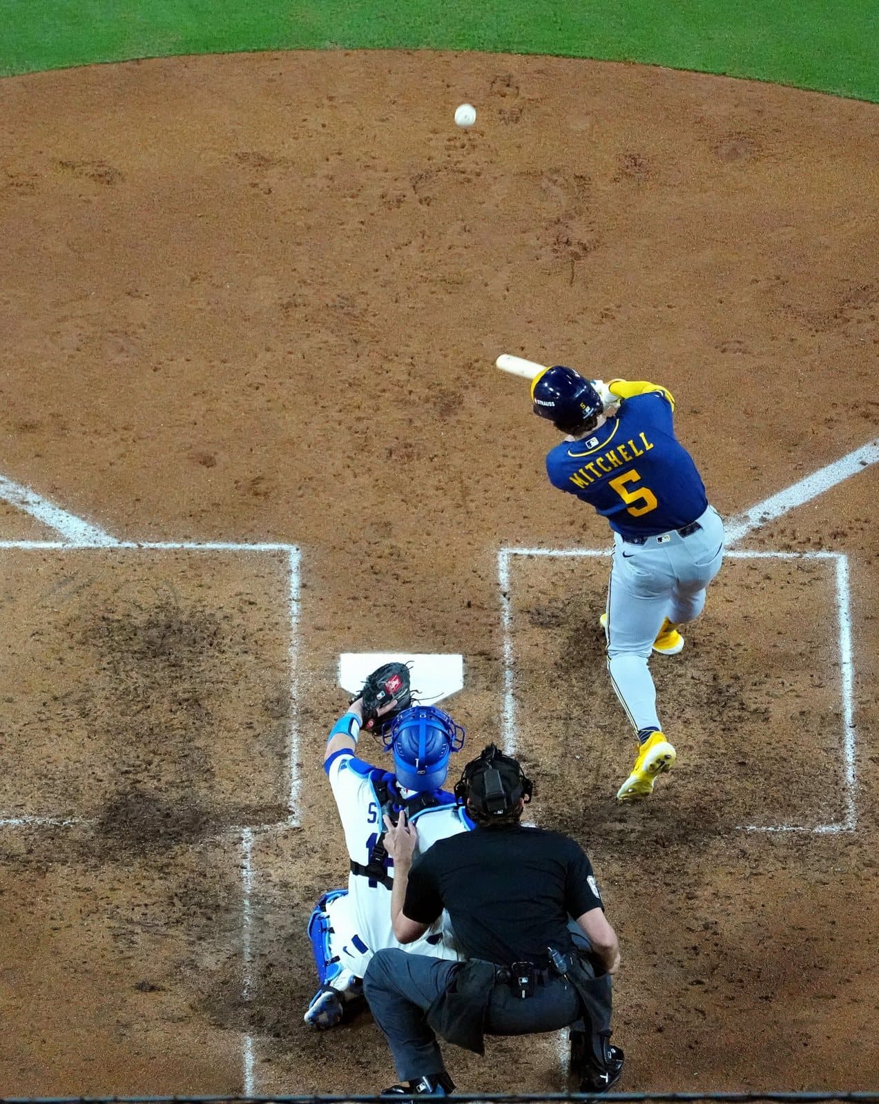 Vista aérea de Mitchell (#5) al momento del contacto en el Dodger Stadium. Foto: Milwaukee Brewers.