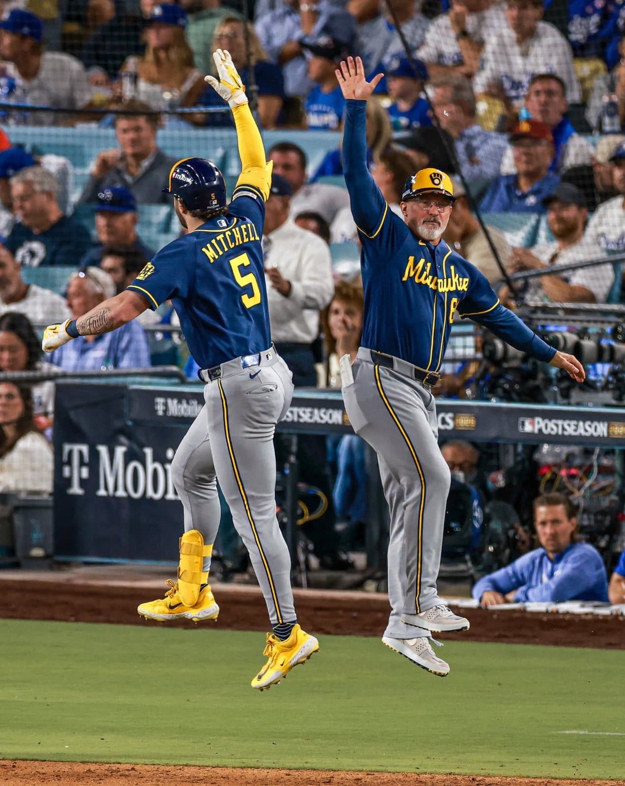 Mitchell celebra con el coach de tercera base después de su cuadrangular. Foto: Milwaukee Brewers.