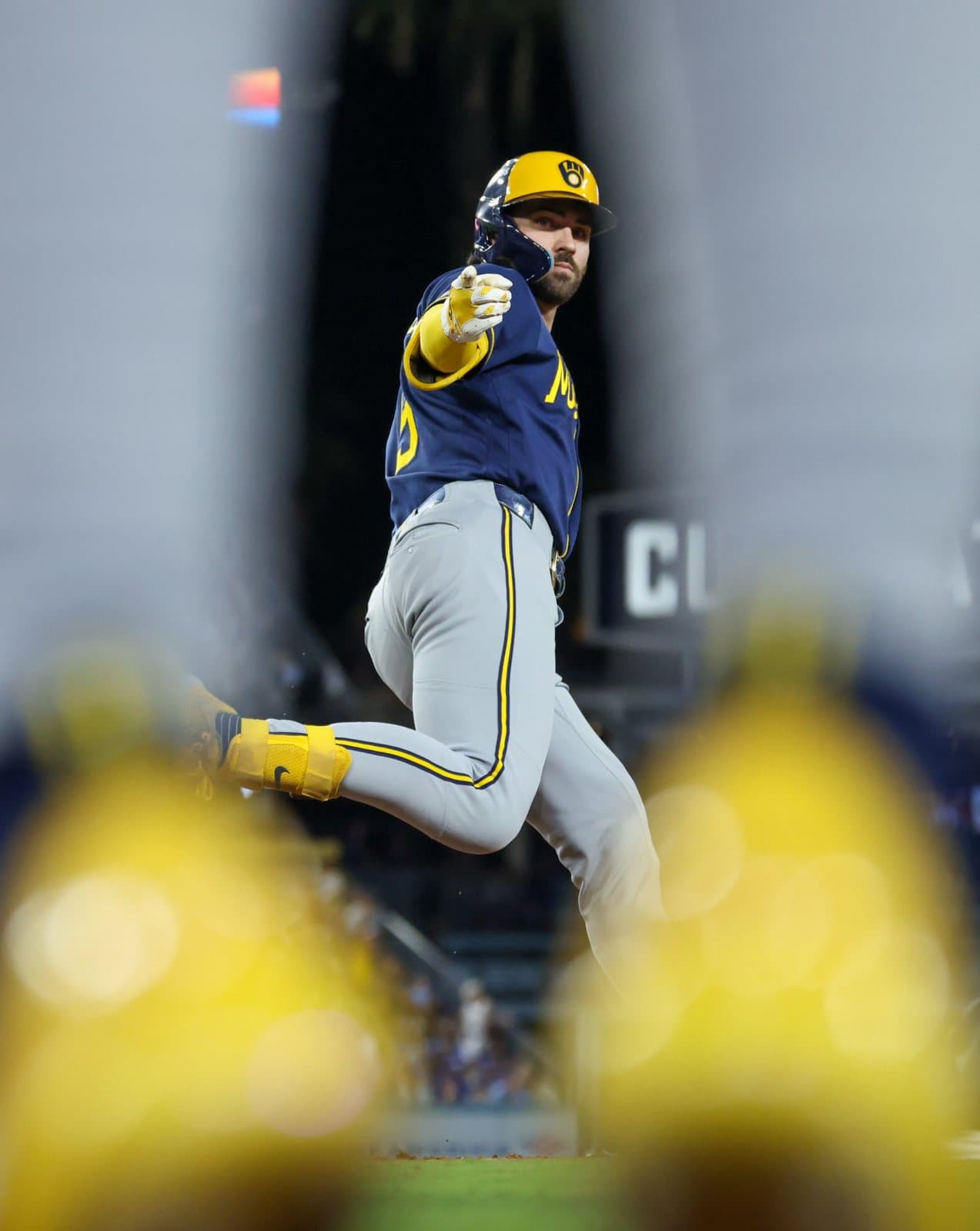Garrett Mitchell (#5) señala al dugout tras conectar su jonrón en el quinto episodio. Foto: Milwaukee Brewers.