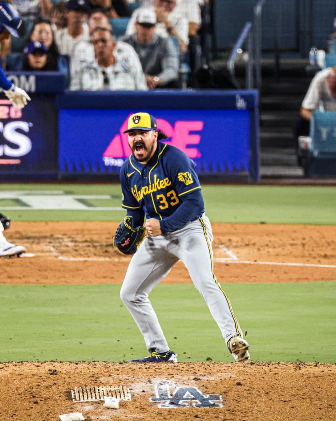 JoJo Romero (#33) celebra en el montículo del Dodger Stadium. El puertorriqueño lanzó dos entradas en blanco para llevarse la victoria. Foto: Milwaukee Brewers.