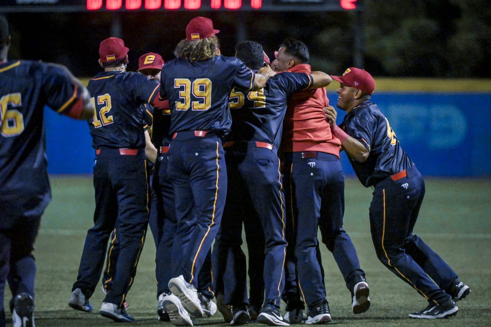 El equipo español se abraza en el campo tras asegurar su boleto al Premier12. Foto: WBSC.