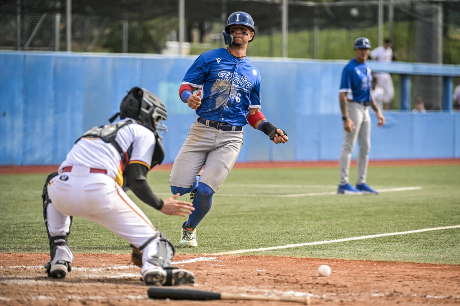 Acción en el plato durante el partido Italia vs. Alemania. Foto: WBSC.