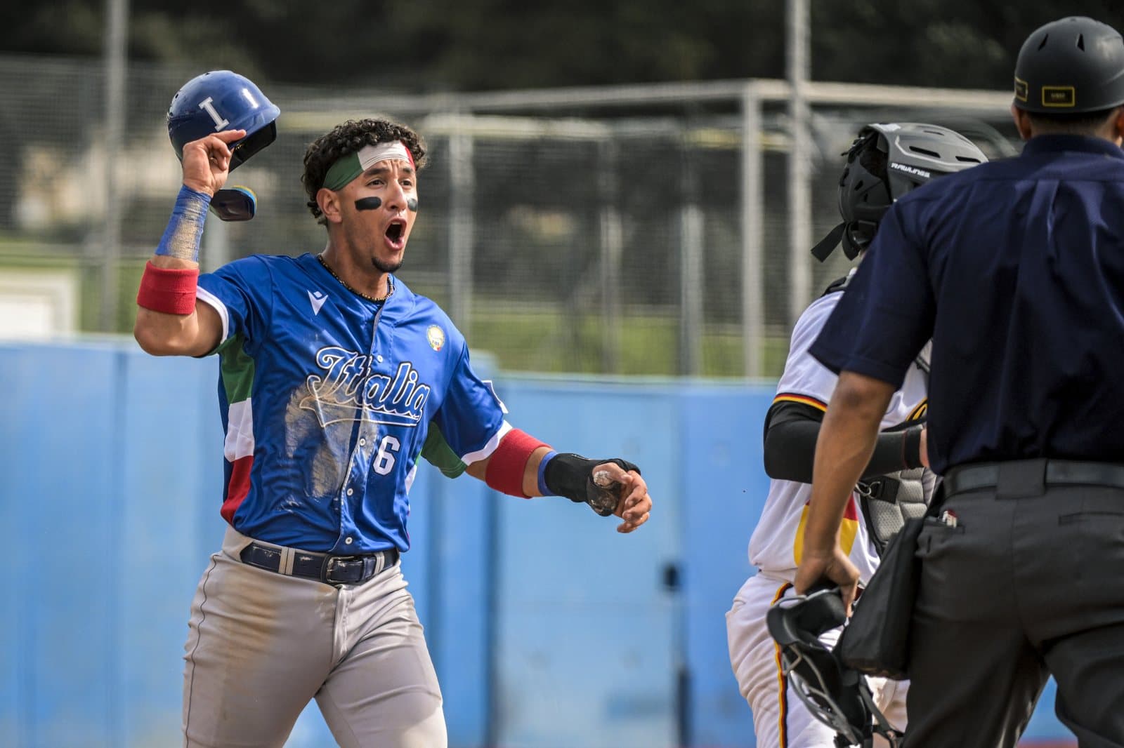 Un jugador italiano celebra una anotación contra Alemania. Foto: WBSC.