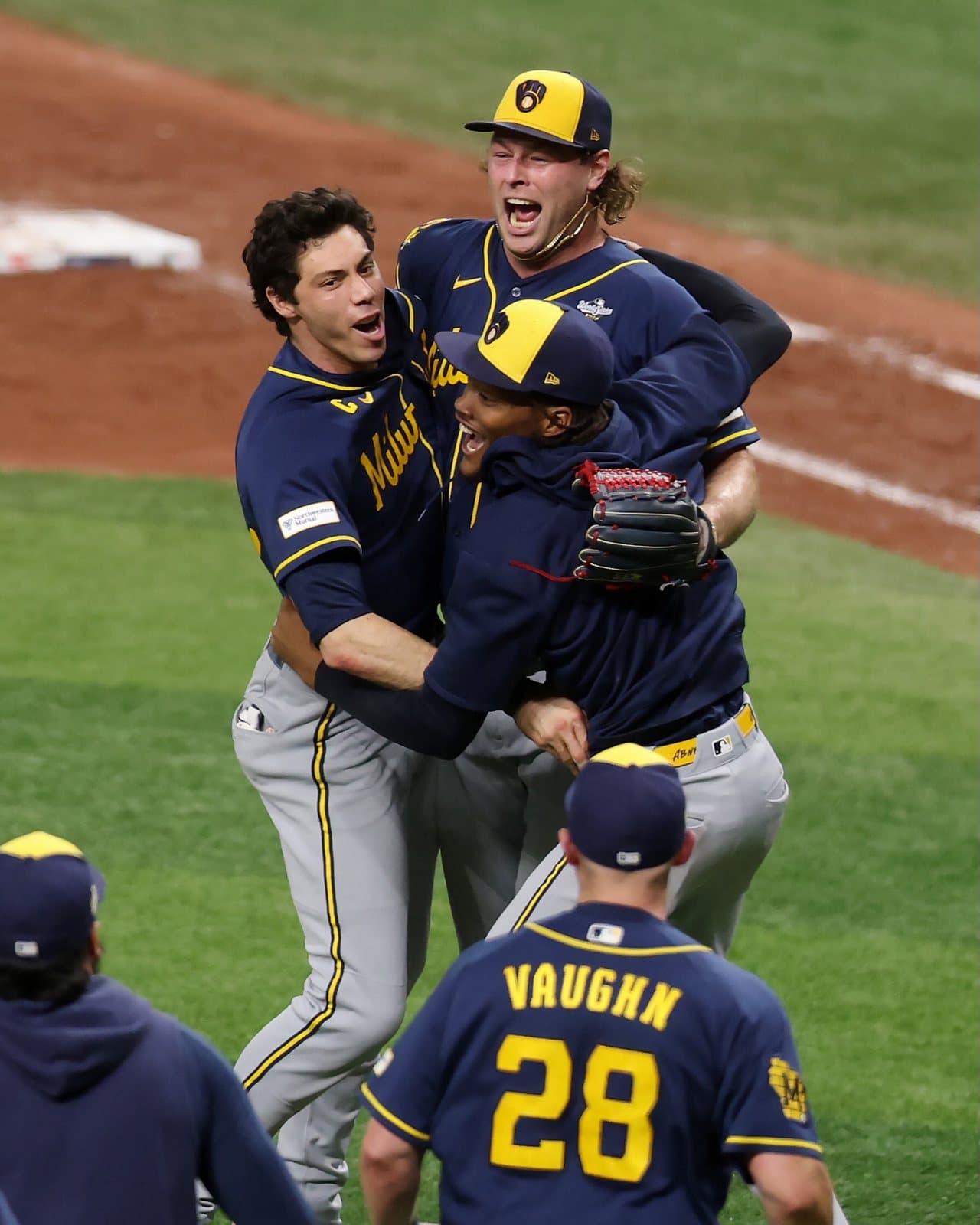 Abrazos en el terreno apenas terminó el Juego 5. Foto: MLB.com.