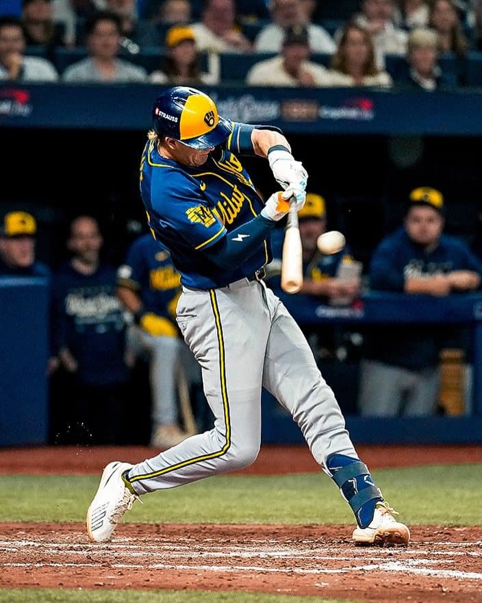 Un bateador de Milwaukee conecta en el Tropicana Field. Foto: Milwaukee Brewers.