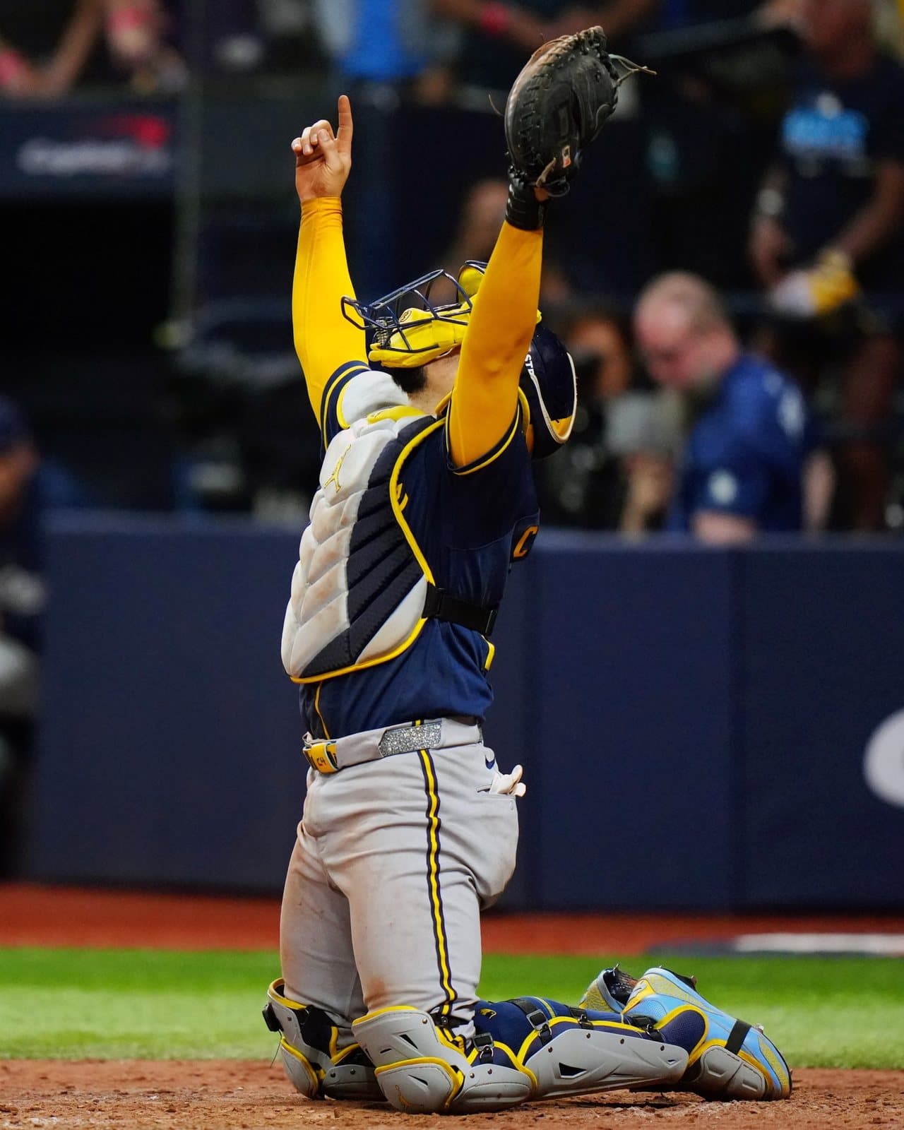 William Contreras señala al cielo de rodillas detrás del plato tras el out final. Foto: MLB.com.